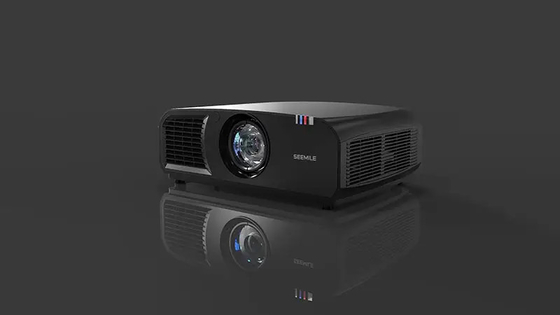 Projector 4K DLP de 12000 lumens com lançamento curto para grandes salas de cinema ao ar livre