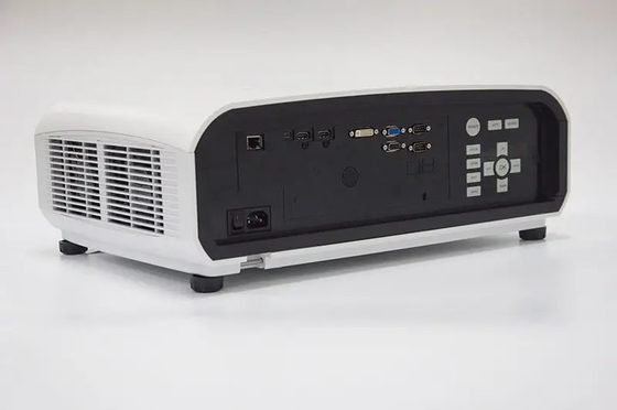 Projector 4K DLP de 12000 lumens com lançamento curto para grandes salas de cinema ao ar livre